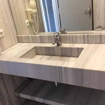 米科诺斯瑟琳酒店 *